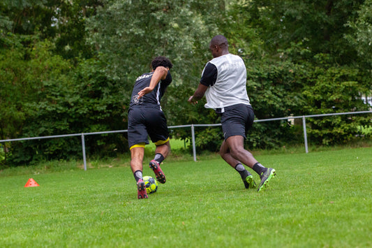PlayWear Frederik Dikanda Kibassa Jack Mmaee voetbaltraining Gripsokken